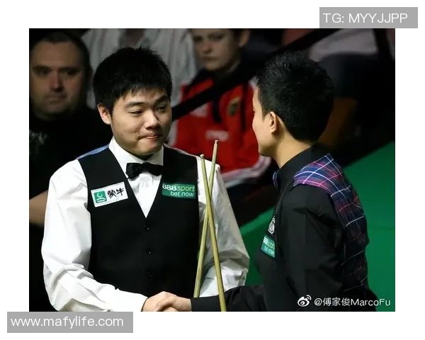 美女与足球明星亲密合影展现魅力与风采的完美瞬间 美女与足球明星亲密合影展现魅力与风采的完美瞬间