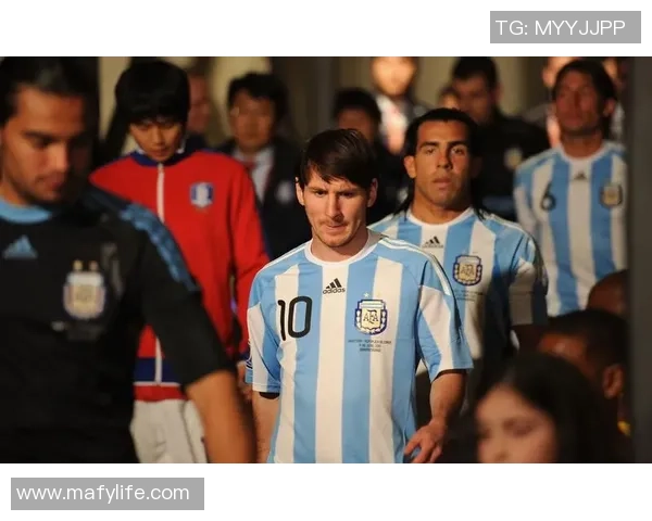 足球明星定妆图揭示他们的魅力与风采,展现球场之外的另一面风情 足球明星定妆图揭示他们的魅力与风采,展现球场之外的另一面风情